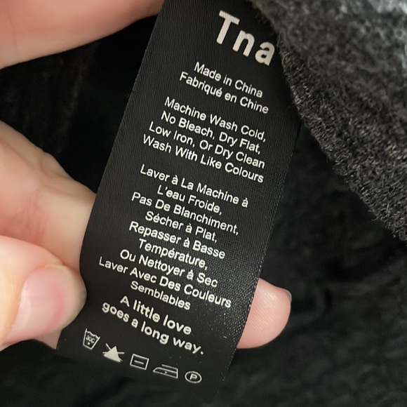 Aritzia TNA long sleeve - Picture 3 of 3